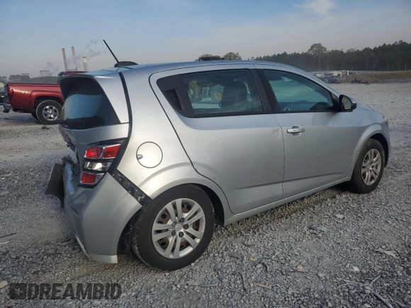 2020 Chevrolet Sonic LT z VIN 1G1JG6SB8L4124217, wystawiony jako Copart lot #50584715 z przebiegiem 83 124 mil mil oraz Szkody całkowita. Historia ofert i sprzedaży dostępna na DreamBid. Obrazek 3.