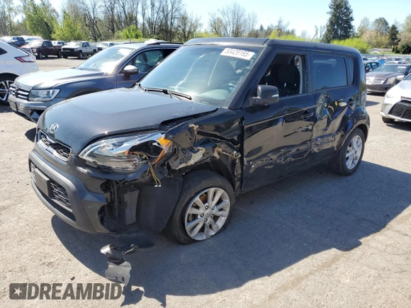 2013 Kia Soul + z VIN KNDJT2A66D7488670, wystawiony jako Copart lot #53429165 z przebiegiem 102 617 mil mil oraz Szkoda całkowita • Salvage title. Historia ofert i sprzedaży dostępna na DreamBid. Obrazek 1.