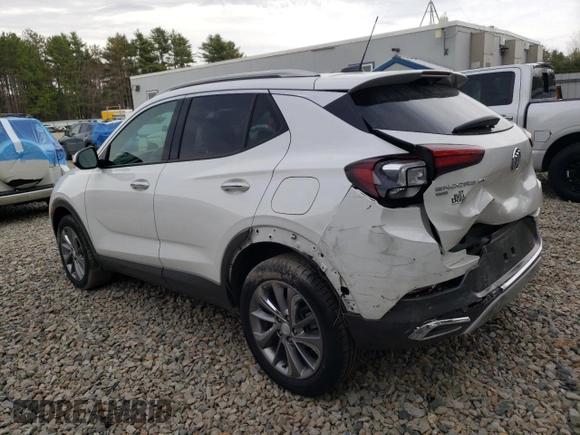 2020 Buick Encore GX Essence z VIN KL4MMGSL9LB077961, wystawiony jako Copart lot #54544045 z przebiegiem 17 256 mil mil oraz Szkoda całkowita • Salvage title. Historia ofert i sprzedaży dostępna na DreamBid. Obrazek 2.