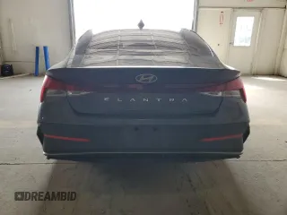 2024 Hyundai Elantra SEL z VIN KMHLM4DG4RU818817, wystawiony jako Copart lot #51142255 z przebiegiem 10 725 mil mil oraz Szkoda całkowita • Salvage title. Historia ofert i sprzedaży dostępna na DreamBid. Obrazek 6.