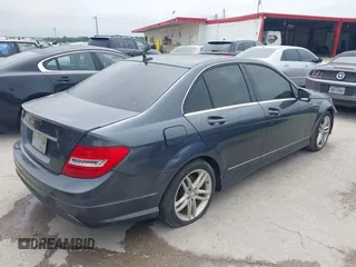 2014 Mercedes-Benz C 250 Sport z VIN WDDGF4HB5EA964773, wystawiony jako IAAI lot #42416375 z przebiegiem 113 333 mil mil oraz . Historia ofert i sprzedaży dostępna na DreamBid. Obrazek 4.