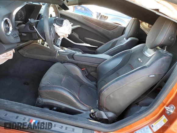 2023 Chevrolet Camaro ZL1 z VIN 1G1FK1R60P0126847, wystawiony jako Copart lot #86620744 z przebiegiem 9905 mil mil oraz Szkody całkowita. Historia ofert i sprzedaży dostępna na DreamBid. Obrazek 7.