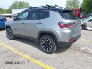 2020 Jeep Compass Trailhawk z VIN 3C4NJDDB0LT221532, wystawiony jako IAAI lot #42310215 z przebiegiem 78 464 mil mil oraz . Historia ofert i sprzedaży dostępna na DreamBid. Obrazek 3.