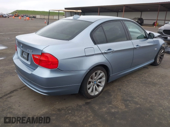 2011 BMW 3 Series 328i z VIN WBAPH5G50BNM83904, wystawiony jako IAAI lot #41736433 z przebiegiem 81 158 mil mil oraz . Historia ofert i sprzedaży dostępna na DreamBid. Obrazek 4.