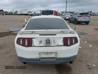 2012 Ford Mustang Premium z VIN 1ZVBP8AM6C5211096, wystawiony jako IAAI lot #41871346 z przebiegiem 236 649 mil mil oraz . Historia ofert i sprzedaży dostępna na DreamBid. Obrazek 17.