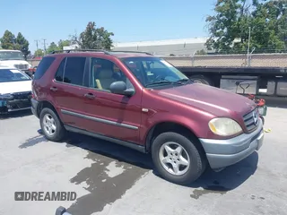 1999 Mercedes-Benz M 320/430/500 z VIN 4JGAB54E4XA118862, wystawiony jako IAAI lot #42478735 z przebiegiem 184 705 mil mil oraz . Historia ofert i sprzedaży dostępna na DreamBid. Obrazek 1.