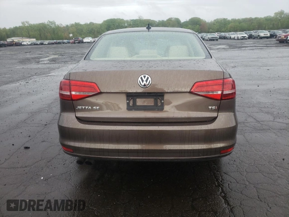 2015 Volkswagen Jetta SE z VIN 3VWD17AJ1FM422960, wystawiony jako Copart lot #55860335 z przebiegiem 87 616 mil mil oraz Czysty tytuł • Clean title. Historia ofert i sprzedaży dostępna na DreamBid. Obrazek 6.