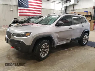 2020 Jeep Cherokee Trailhawk z VIN 1C4PJMBX1LD532562, wystawiony jako Copart lot #50515035 z przebiegiem 68 266 mil mil oraz Szkoda całkowita • Salvage title. Historia ofert i sprzedaży dostępna na DreamBid. Obrazek 1.