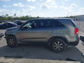 2013 Kia Sorento LX z VIN 5XYKT3A17DG419777, wystawiony jako IAAI lot #42083632 z przebiegiem 146 305 mil mil oraz . Historia ofert i sprzedaży dostępna na DreamBid. Obrazek 14.
