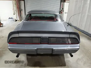 1981 Pontiac Firebird z VIN 1G2AS87A4BN117926, wystawiony jako Copart lot #49288185 z przebiegiem 54 759 mil mil oraz Tytuł czysty. Historia ofert i sprzedaży dostępna na DreamBid. Obrazek 6.