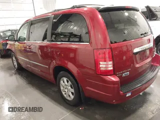 2010 Chrysler Town & Country Touring Plus z VIN 2A4RR8DX7AR480395, wystawiony jako IAAI lot #42171948 z przebiegiem 113 740 mil mil oraz . Historia ofert i sprzedaży dostępna na DreamBid. Obrazek 3.