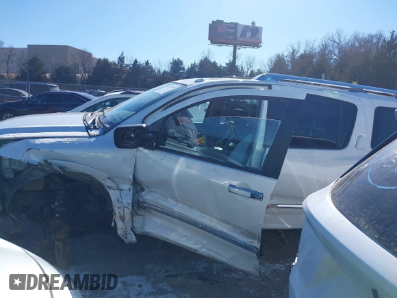 2015 Nissan Armada Platinum z VIN 5N1BA0NF7FN611136, wystawiony jako IAAI lot #41375085 z przebiegiem 130 819 mil mil oraz . Historia ofert i sprzedaży dostępna na DreamBid. Obrazek 14.