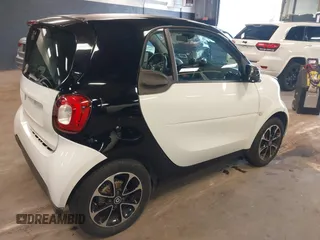2016 Smart fortwo Passion z VIN WMEFJ5DA9GK061774, wystawiony jako IAAI lot #42005599 z przebiegiem 44 323 mil mil oraz . Historia ofert i sprzedaży dostępna na DreamBid. Obrazek 4.