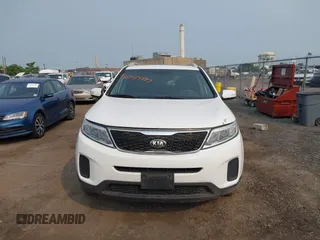 2015 Kia Sorento LX z VIN 5XYKTDA7XFG604872, wystawiony jako IAAI lot #42419997 z przebiegiem 174 676 mil mil oraz . Historia ofert i sprzedaży dostępna na DreamBid. Obrazek 12.