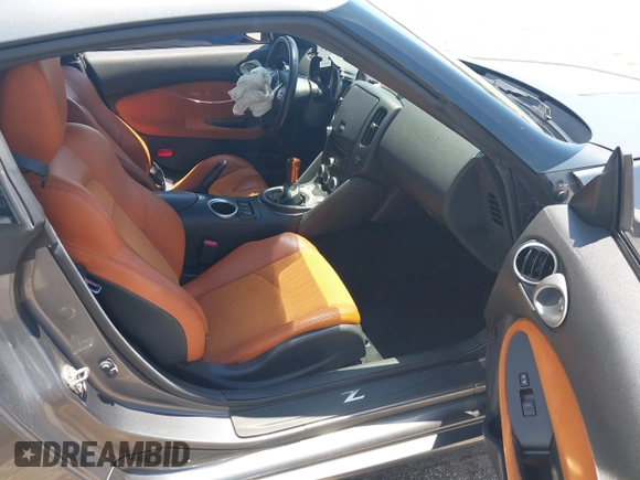 2013 Nissan 370Z Touring z VIN JN1AZ4EH2DM384011, wystawiony jako IAAI lot #42274166 z przebiegiem 87 499 mil mil oraz . Historia ofert i sprzedaży dostępna na DreamBid. Obrazek 5.
