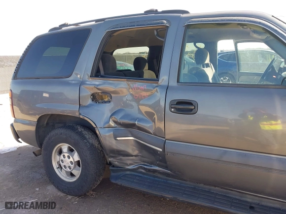 2002 Chevrolet Tahoe LT with VIN 1GNEC13Z12J233208, listed as a IAAI auction lot 41659873 with 238,922 mi miles. Bid and sale history available at carsss.com. Image 6.