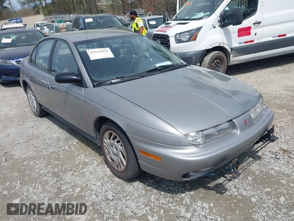1999 Saturn SL z VIN 1G8ZK5275XZ165082, wystawiony jako IAAI lot #41939970 z przebiegiem 102 694 mil mil oraz . Historia ofert i sprzedaży dostępna na DreamBid. Obrazek 1.