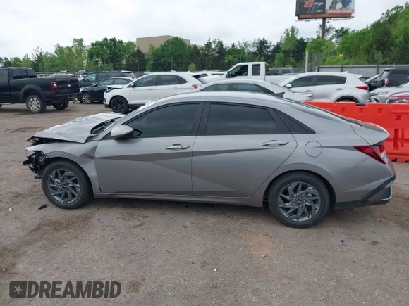 2024 Hyundai Elantra SEL z VIN KMHLM4DG2RU642396, wystawiony jako IAAI lot #42126260 z przebiegiem 15 225 mil mil oraz . Historia ofert i sprzedaży dostępna na DreamBid. Obrazek 15.