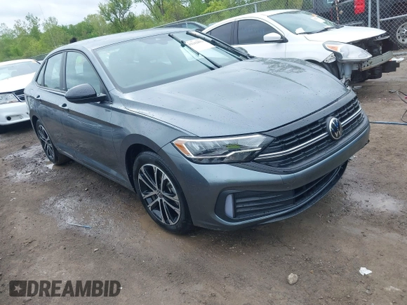 2024 Volkswagen Jetta Sport z VIN 3VWBM7BUXRM034024, wystawiony jako IAAI lot #42242892 z przebiegiem 7 996 mil mil oraz . Historia ofert i sprzedaży dostępna na DreamBid. Obrazek 1.