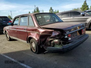 1993 Volvo 240 z VIN YV1AS8801P1487953, wystawiony jako Copart lot #77392634 z przebiegiem 270 844 mil mil oraz Szkody całkowita. Historia ofert i sprzedaży dostępna na DreamBid. Obrazek 2.