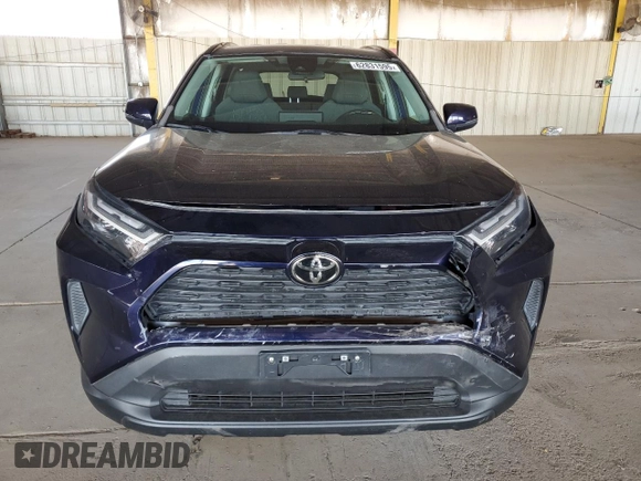 2022 Toyota RAV4 XLE z VIN 2T3P1RFV1NW290805, wystawiony jako Copart lot #62831595 z przebiegiem 61 392 mil mil oraz Szkoda całkowita • Salvage title. Historia ofert i sprzedaży dostępna na DreamBid. Obrazek 5.