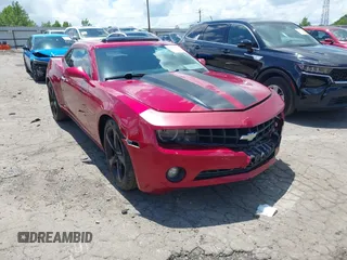 2013 Chevrolet Camaro LT z VIN 2G1FB1E39D9141179, wystawiony jako IAAI lot #42251362 z przebiegiem 135 433 mil mil oraz . Historia ofert i sprzedaży dostępna na DreamBid. Obrazek 1.