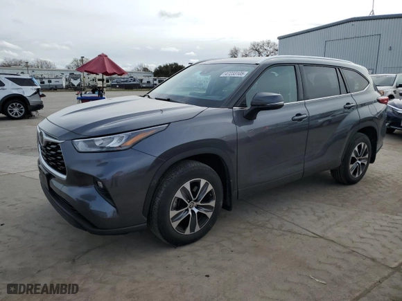 2020 Toyota Highlander XLE with VIN 5TDGZRBH9LS517682, listed as a Copart auction lot 47233105 with 28,205 mi miles and Salvage Title. Bid and sale history available at carsss.com. Image 1.