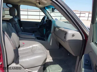 2004 GMC Sierra 1500 Crew Cab SLT with VIN 2GTEC13T841320704, listed as a IAAI auction lot 42015057 with 290,751 mi miles. Bid and sale history available at carsss.com. Image 5.