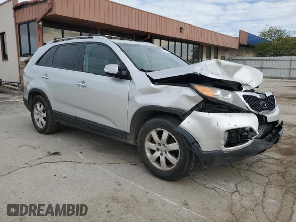 2013 Kia Sorento LX z VIN 5XYKT4A67DG355452, wystawiony jako Copart lot #54902255 z przebiegiem 188 949 mil mil oraz Szkoda całkowita • Salvage title. Historia ofert i sprzedaży dostępna na DreamBid. Obrazek 4.