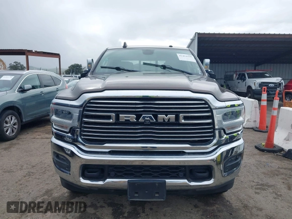 2020 Ram 2500 Laramie z VIN 3C6UR5FL5LG249102, wystawiony jako IAAI lot #41414195 z przebiegiem 42 044 mil mil oraz . Historia ofert i sprzedaży dostępna na DreamBid. Obrazek 6.