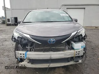 2021 Toyota Sienna XLE z VIN 5TDJRKEC7MS049563, wystawiony jako Copart lot #53114495 z przebiegiem 130 357 mil mil oraz Szkoda całkowita • Salvage title. Historia ofert i sprzedaży dostępna na DreamBid. Obrazek 5.