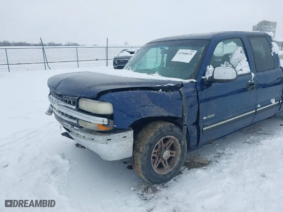 2001 Chevrolet Silverado 1500 LS with VIN 2GCEC19V111308544, listed as a IAAI auction lot 41568621 with 391,412 mi miles. Bid and sale history available at carsss.com. Image 6.