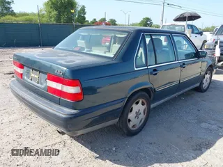 1995 Volvo 960 z VIN YV1KS9617S1061294, wystawiony jako IAAI lot #42523296 z przebiegiem 251 774 mil mil oraz . Historia ofert i sprzedaży dostępna na DreamBid. Obrazek 4.