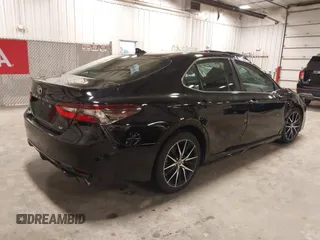 2023 Toyota Camry SE z VIN 4T1G11AK5PU077849, wystawiony jako IAAI lot #42210826 z przebiegiem 45 680 mil mil oraz . Historia ofert i sprzedaży dostępna na DreamBid. Obrazek 4.
