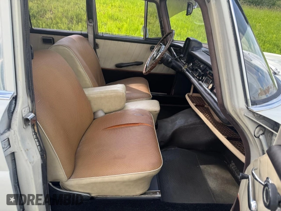 1965 Mercedes-Benz 190 z VIN 11001010128, wystawiony jako Copart lot #55181315 z przebiegiem 77 434 mil mil oraz Tytuł czysty. Historia ofert i sprzedaży dostępna na DreamBid. Obrazek 5.