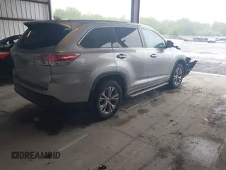 2015 Toyota Highlander XLE z VIN 5TDJKRFH8FS119758, wystawiony jako IAAI lot #42367279 z przebiegiem 148 370 mil mil oraz . Historia ofert i sprzedaży dostępna na DreamBid. Obrazek 4.