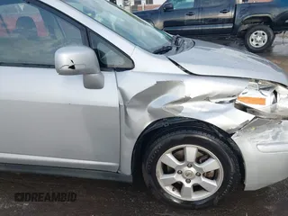 2007 Nissan Versa S z VIN 3N1BC13E47L369909, wystawiony jako IAAI lot #41831330 z przebiegiem 115 767 mil mil oraz . Historia ofert i sprzedaży dostępna na DreamBid. Obrazek 19.