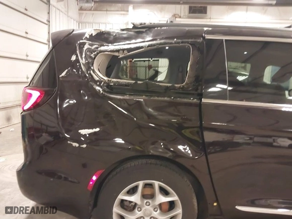 2017 Chrysler Pacifica Touring-L with VIN 2C4RC1BGXHR656447, listed as a IAAI auction lot 41046799 with 187,135 mi miles. Bid and sale history available at carsss.com. Image 6.