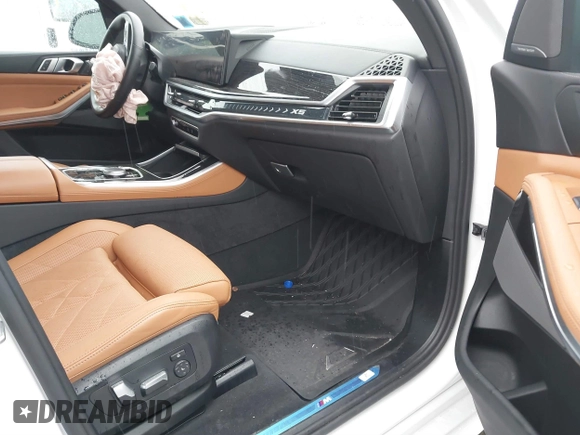 2024 BMW X5 xDrive40i z VIN 5UX23EU04R9V15176, wystawiony jako IAAI lot #41788597 z przebiegiem Nie podano mil oraz . Historia ofert i sprzedaży dostępna na DreamBid. Obrazek 5.
