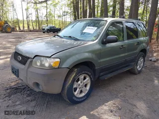 2005 Ford Escape XLT with VIN 1FMYU93105DA09261, listed as a IAAI auction lot 42043063 with 92,203 mi miles. Bid and sale history available at carsss.com. Image 2.