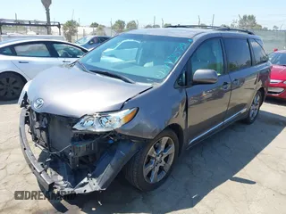 2013 Toyota Sienna LE AAS z VIN 5TDKK3DCXDS328201, wystawiony jako IAAI lot #42773579 z przebiegiem 106 890 mil mil oraz . Historia ofert i sprzedaży dostępna na DreamBid. Obrazek 20.