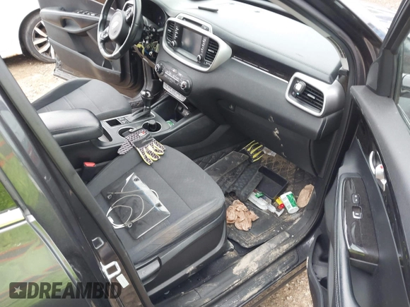 2017 Kia Sorento LX z VIN 5XYPG4A33HG274938, wystawiony jako IAAI lot #42341796 z przebiegiem 153 168 mil mil oraz . Historia ofert i sprzedaży dostępna na DreamBid. Obrazek 5.