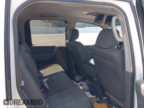 2005 Nissan Titan SE z VIN 1N6BA07A35N554676, wystawiony jako IAAI lot #42593107 z przebiegiem 200 541 mil mil oraz . Historia ofert i sprzedaży dostępna na DreamBid. Obrazek 8.