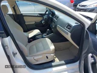2013 Volkswagen Jetta SE with VIN 3VWDP7AJ2DM368385, listed as a IAAI auction lot 42144936 with 105,621 mi miles and . Bid and sale history available at DreamBid. Image 5.