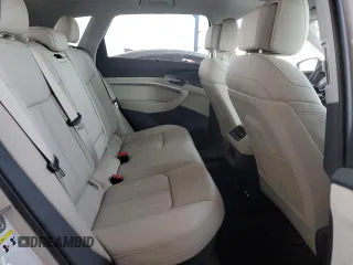 2019 Audi e-tron Prestige z VIN WA1VAAGEXKB014256, wystawiony jako Copart lot #51510555 z przebiegiem 13 692 mil mil oraz Szkoda całkowita • Salvage title. Historia ofert i sprzedaży dostępna na DreamBid. Obrazek 11.