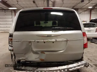 2011 Chrysler Town & Country Touring z VIN 2A4RR5DGXBR723116, wystawiony jako IAAI lot #42156888 z przebiegiem 177 591 mil mil oraz . Historia ofert i sprzedaży dostępna na DreamBid. Obrazek 17.