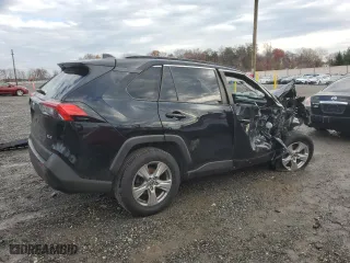 2019 Toyota RAV4 XLE with VIN JTMW1RFV6KD004869, listed as a Copart auction lot 82302754 with 118,015 mi miles and Salvage Title. Bid and sale history available at carsss.com. Image 3.