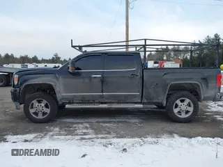 2016 GMC Sierra 2500HD Denali z VIN 1GT12UE81GF128498, wystawiony jako IAAI lot #41346398 z przebiegiem 164 532 mil mil oraz . Historia ofert i sprzedaży dostępna na DreamBid. Obrazek 14.