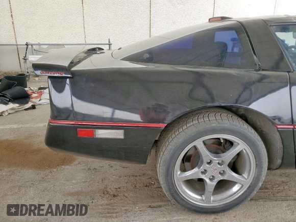 1988 Chevrolet Corvette z VIN 1G1YY2185J5122359, wystawiony jako Copart lot #59104315 z przebiegiem 93 088 mil mil oraz Czysty tytuł • Clean title. Historia ofert i sprzedaży dostępna na DreamBid. Obrazek 10.