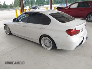 2013 BMW 3 Series 328i xDrive z VIN WBA3B3C55DF543926, wystawiony jako IAAI lot #42581984 z przebiegiem 144 346 mil mil oraz . Historia ofert i sprzedaży dostępna na DreamBid. Obrazek 3.